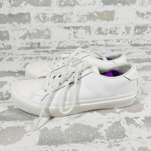 STRAYE White Sidewalk Low-Top Sneakers V477